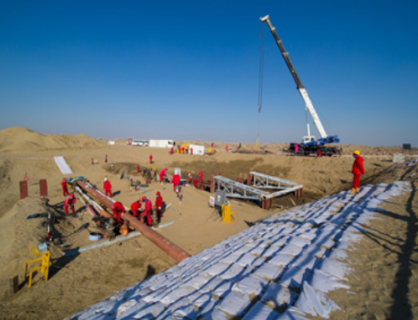 國際鐵路建設(shè)工人利用兩臺50噸鋼絲繩電動葫蘆進(jìn)行頂管驅(qū)動施工